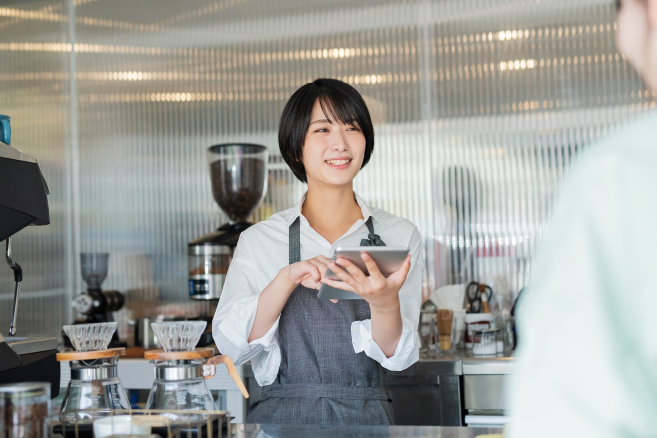 タブレットを手に接客するスタッフ